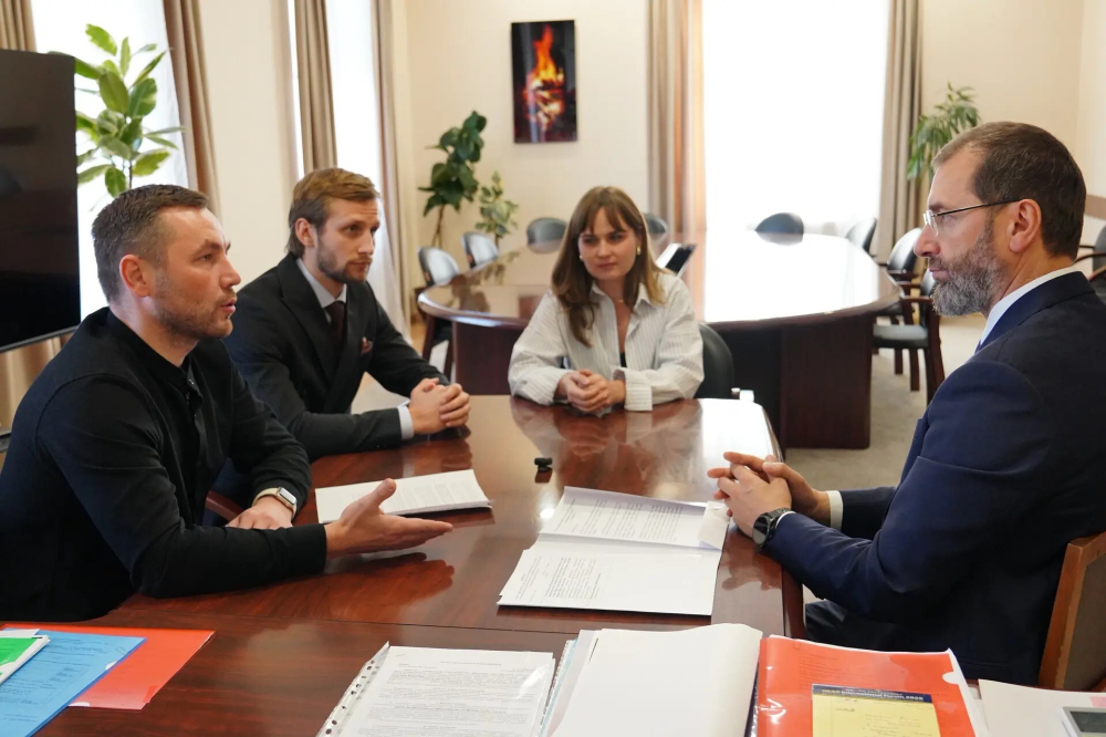 Александр Ведерников поручил Молодежному парламенту разработать законопроект о запрете продажи электронных сигарет 