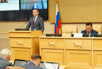 Депутаты Заксобрания поддержали проект закона о штрафах за продажу моторного топлива подросткам
