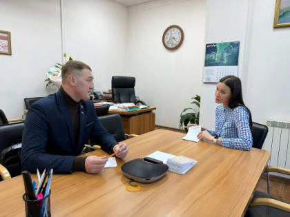Поддержку предпринимательства в 2026 году обсудил депутат ЗС Валерий Ус на встрече с руководством центра «Мой бизнес»