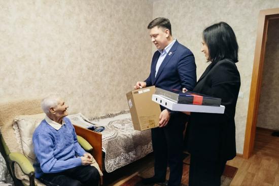 Ветерана Великой Отечественной войны поздравил с днём рождения депутат ЗС Даниил Литвинов