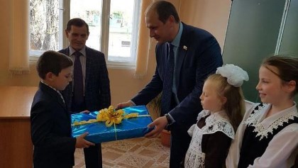 Компьютеры многодетной семье и фельдшеру подарил Александр Дубровин