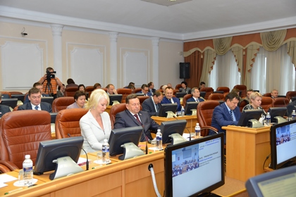Депутаты рассмотрели отчеты Ассоциации муниципальных образований, Уполномоченных по правам человека и по правам ребенка