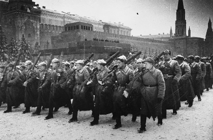 День воинской славы России — военный парад на Красной площади 1941 года 