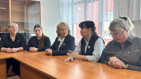 Несколько социальных учреждений посетила депутат ЗС Галина Кудрявцева во время рабочей поездки в село Оек
