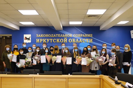 В Законодательном Собрании чествовали студентов-медиков, работающих волонтерами на горячей линии по COVID-19