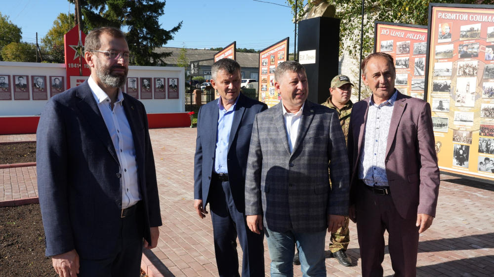 Александр Ведерников проверил реализацию инициативных проектов в Качуге 