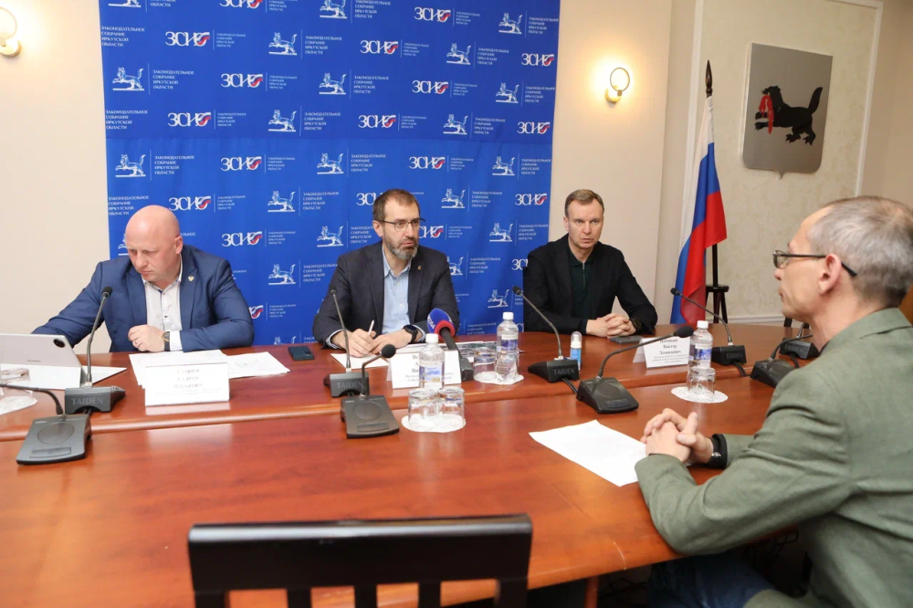 Безопасность школьников и поддержка участников СВО – главные темы приёма граждан Александра Ведерникова