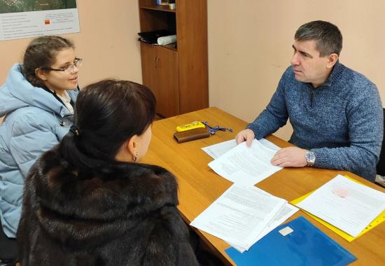 Правовые консультации провел для заявителей депутат ЗС Максим Петров во время приема граждан в Усолье-Сибирском