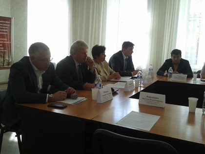Трудоустройство инвалидов и доступность для них профобразования обсудили на круглом столе в Заксобрании