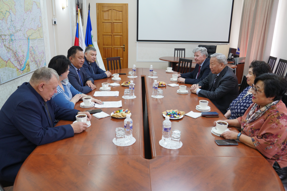 Депутаты ЗакСобрания провели встречу с руководителями ветеранских организаций Иркутской области и Бурятии