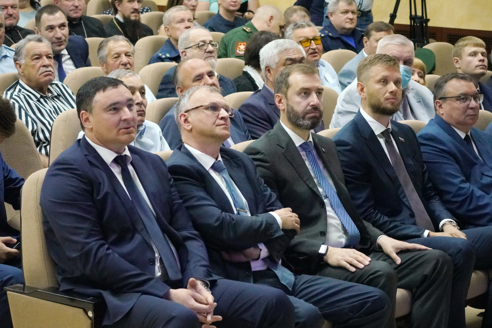 Александр Ведерников: Депутаты ЗакСобрания готовы оказывать содействие в решение вопросов по развитию областного центра
