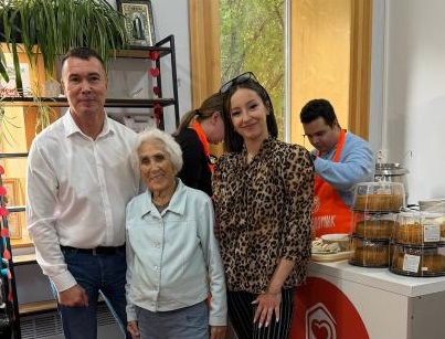Продукты в благотворительное кафе для пожилых людей передал депутат ЗС Евгений Сарсенбаев