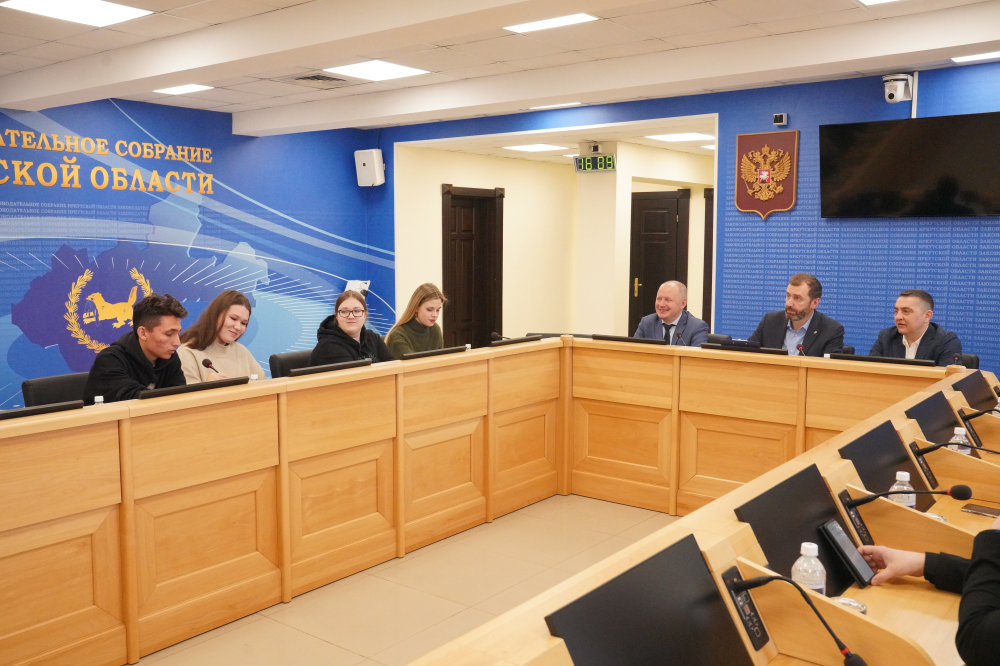 Студенты журфака обсудили со спикером ЗакСобрания законопроекты для молодежи