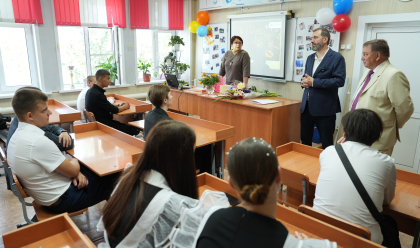 Александр Ведерников провел тематический урок для одиннадцатиклассников деревни Буреть Усольского района
