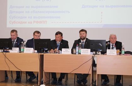 Заксобрание взяло на контроль ряд актуальных вопросов, озвученных главами поселений и депутатами местных дум на семинаре в Заларях 