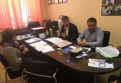 Денис Некипелов помогает ветерану труда в Усть-Кутском районе добиться получения жилья
